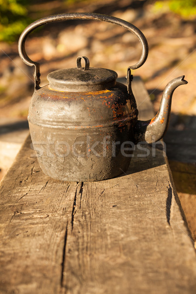 Vieux bouilloire bois banc extérieur lumière du soleil Photo stock © Juhku