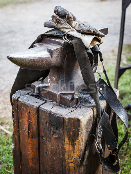 Foto d'archivio: Ferro · incudine · grembiule · guanti · outdoor