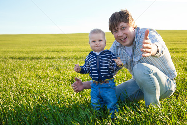 Jovem filho pai jogar verde campo Foto stock © julenochek