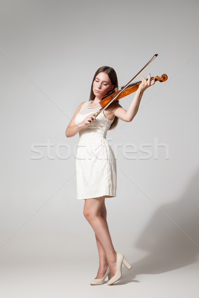 Mooie jonge vrouw spelen portret witte jurk vrouw Stockfoto © julenochek