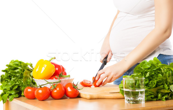 Kobieta w ciąży cięcie pomidorów nie do poznania kobieta Zdjęcia stock © julenochek