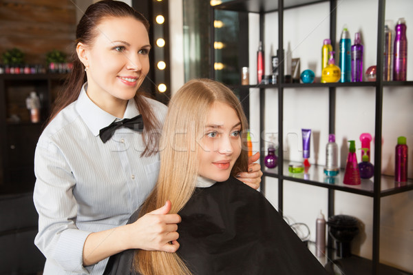 Cliente cabeleireiro tocante cabelo horizontal Foto stock © julenochek
