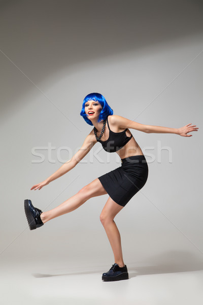 Femeie zambitoare albastru peruca mişcare tineri model Imagine de stoc © julenochek