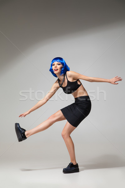 Stockfoto: Glimlachende · vrouw · Blauw · pruik · beweging · jonge · model