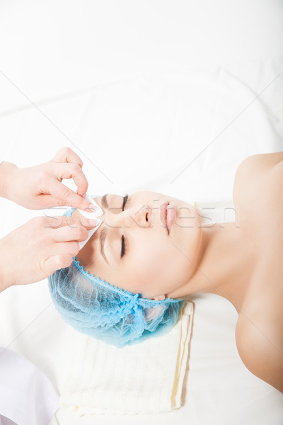 Vrouw spa procedure leggen cosmetische verticaal Stockfoto © julenochek
