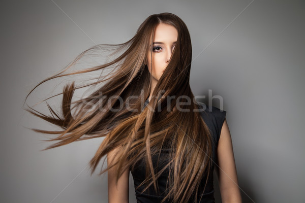 [[stock_photo]]: Brunette · modèle · venteux · cheveux · portrait · calme