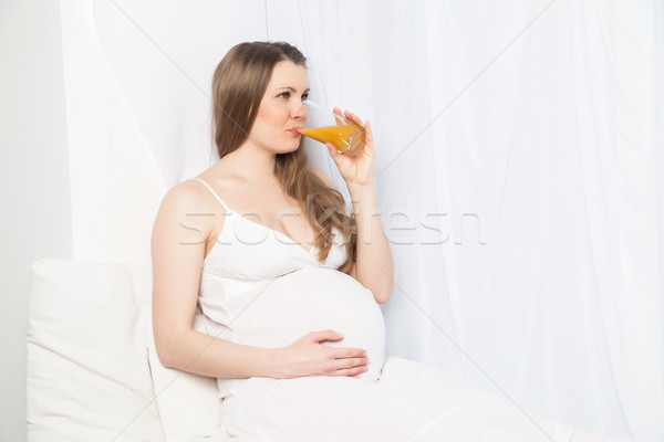 Foto stock: Belo · mulher · grávida · vestido · branco · beber · suco · janela