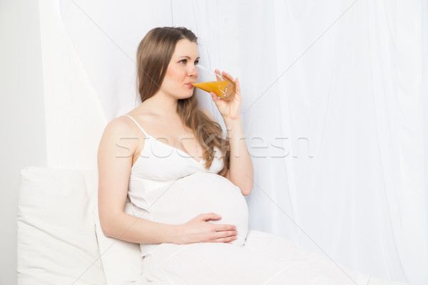 Stock foto: Schönen · weißen · Kleid · trinken · Saft · Fenster