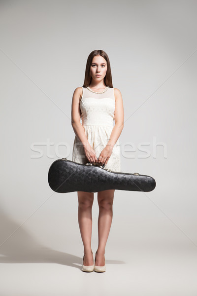 Foto stock: Mujer · violín · caso · mirando · cámara · retrato