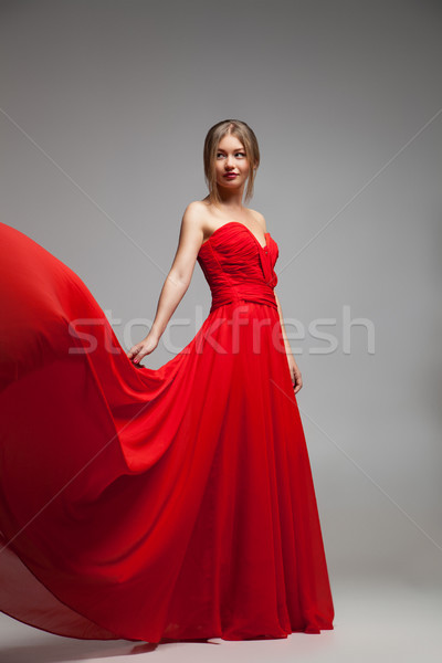Hermosa modelo vestido rojo vuelo falda retrato Foto stock © julenochek