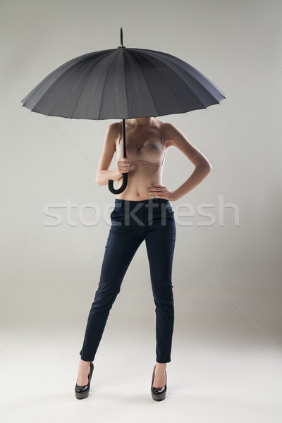 Nie do poznania młoda kobieta parasol spodnie biustonosz Zdjęcia stock © julenochek
