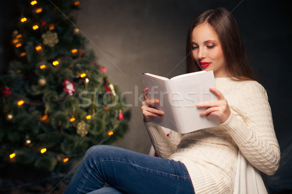 Mulher árvore de natal leitura livro cadeira feliz Foto stock © julenochek