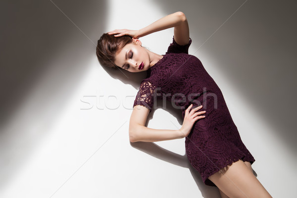Mooie model heldere jurk poseren vloer Stockfoto © julenochek