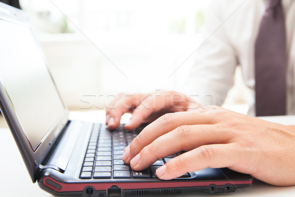 Handen typen tekst laptop horizontaal binnenshuis Stockfoto © julenochek