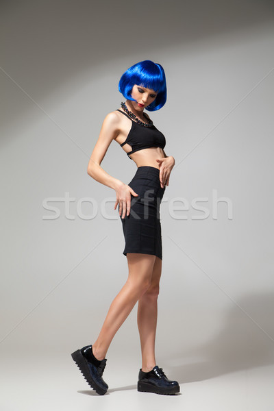 Femeie albastru peruca prezinta studio portret Imagine de stoc © julenochek