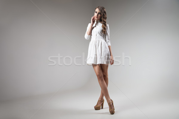 Stock foto: Mädchen · weißen · Kleid · posiert · grau · jungen · Modell