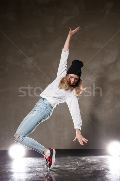 Fiatal nő fekete kalap tánc lábujjhegy portré Stock fotó © julenochek