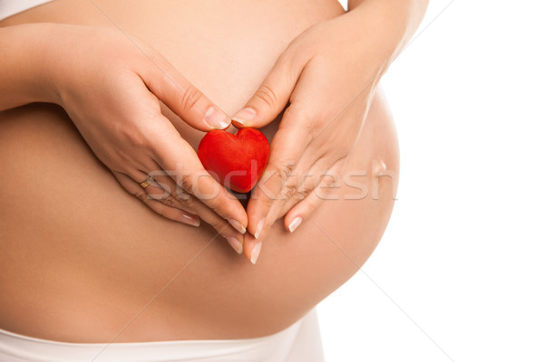 Foto stock: Mujer · embarazada · corazón · símbolo · blanco · tomados · de · las · manos