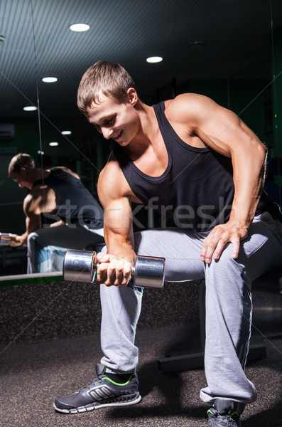 Lächelnd Bodybuilder Ausübung Bizeps Hantel Porträt Stock foto © julenochek