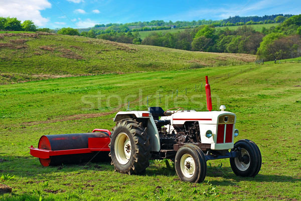 Foto stock: Branco · trator · campos · primavera · trabalhar · paisagem