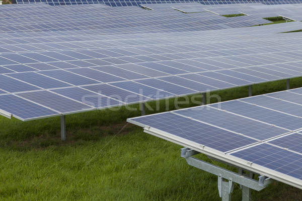 Câmp albastru solar alternativ energie soare Imagine de stoc © juniart