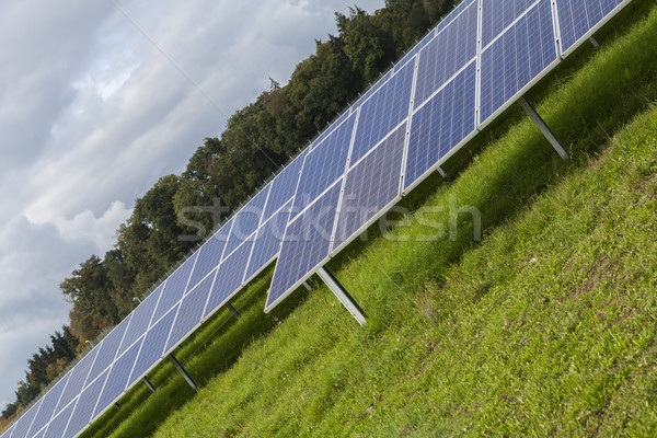 Câmp albastru solar alternativ energie soare Imagine de stoc © juniart