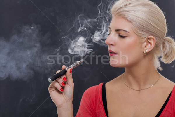 Elegancki blond kobieta palenia Chmura dymu Zdjęcia stock © juniart