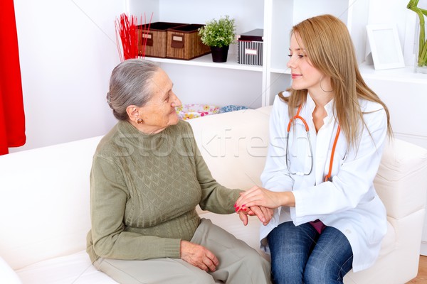 Segít szűkölködő nővér tart idős otthon Stock fotó © kalozzolak