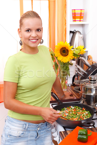 Aliments sains souriant jeune femme cuisine sourire [[stock_photo]] © kalozzolak