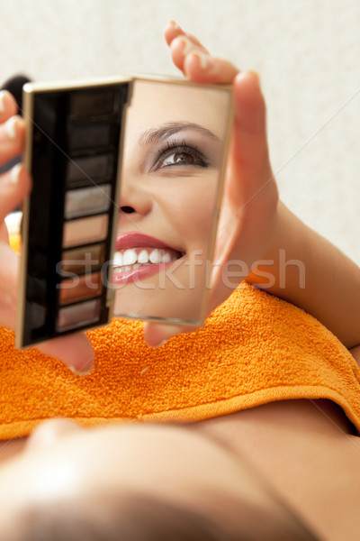 Oglindă femeie frumos tineri model uita Imagine de stoc © kalozzolak