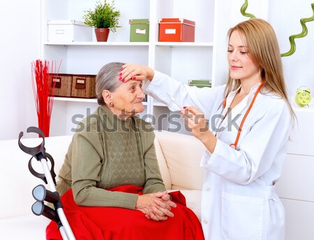 Nővér mér vérnyomás öregasszony hideg otthon Stock fotó © kalozzolak