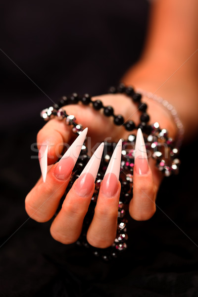 Nägel Perlen scharf Hand halten isoliert Stock foto © kalozzolak