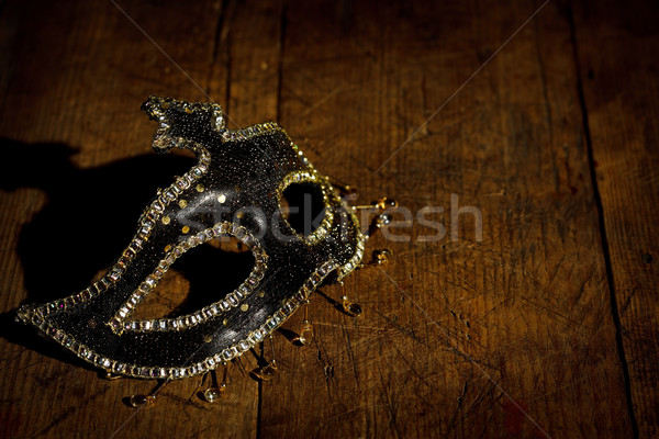 Foto d'archivio: Nero · maschera · tavolo · in · legno · carnevale · decorazione