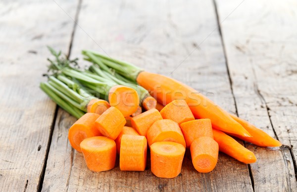 Geschnitten ganze Karotten gehackt Holztisch Küche Stock foto © kalozzolak