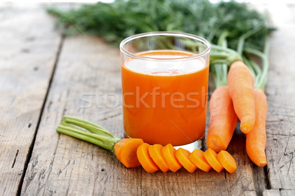Proaspăt periuta morcovi masa de lemn verde Imagine de stoc © kalozzolak