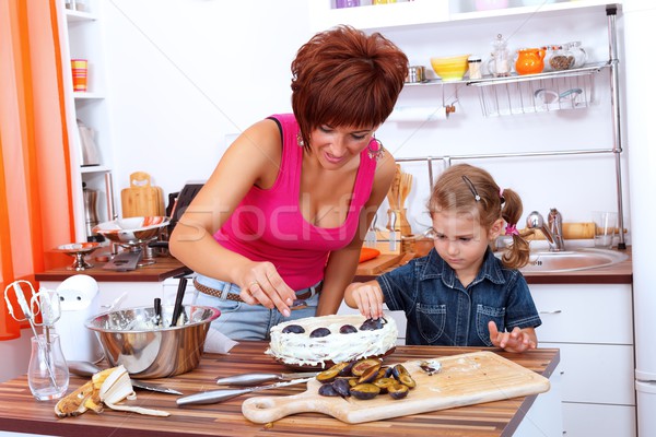 Gâteau fille mère prune sourire maison [[stock_photo]] © kalozzolak