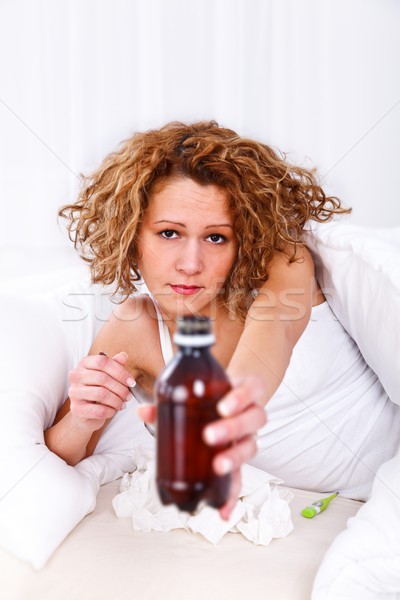 咳嗽 糖漿 生病 年輕女子 床 顯示 商業照片 © kalozzolak