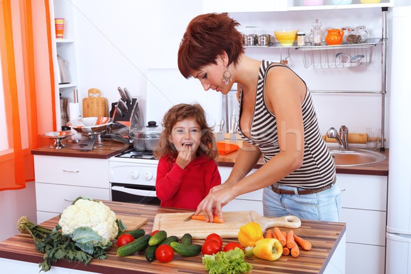 Mère fille cuisine santé dîner chef [[stock_photo]] © kalozzolak