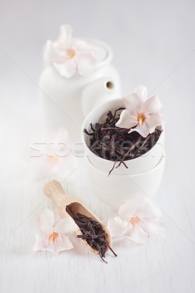 Oolong tea merítőkanál teáskanna fény rózsa Stock fotó © Karaidel