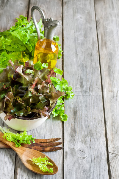 Foto d'archivio: Verde · insalata · lattuga · olio · d'oliva · vecchio · tavolo · in · legno