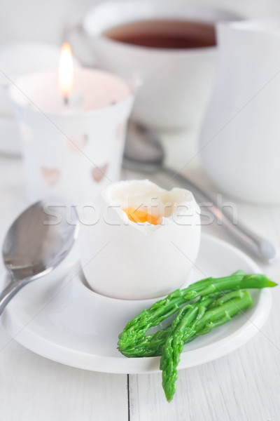 Suave huevo pasado por agua huevos espárragos corazón Foto stock © Karaidel