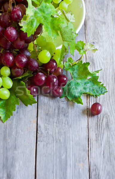 Verde vermelho uva maduro cerâmico tigela Foto stock © Karaidel