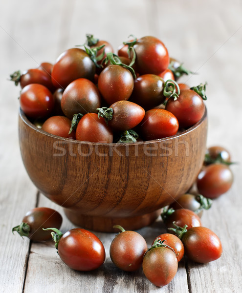 黑色 櫻桃番茄 木 碗 木 水果 商業照片 © Karaidel