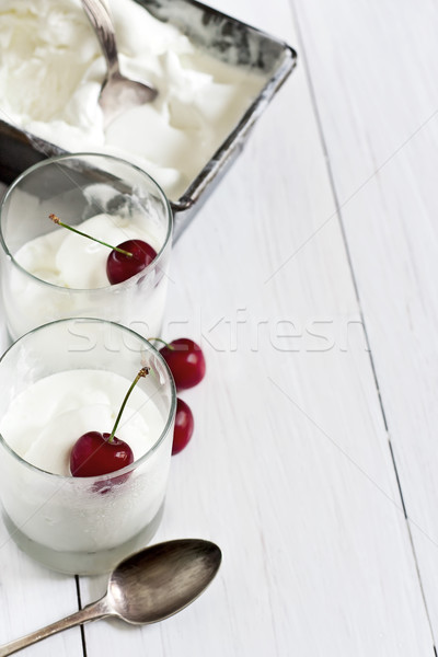 Eigengemaakt ijs vanille bevroren metalen container Stockfoto © Karaidel