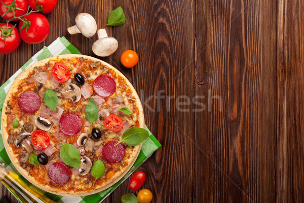Foto stock: Italiano · pizza · pepperoni · tomates · aceitunas · albahaca