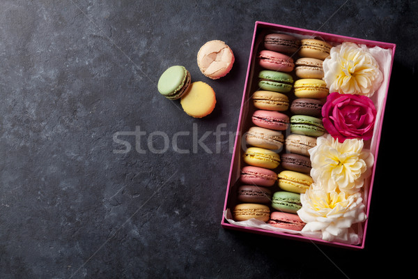 Foto d'archivio: Colorato · dolce · macarons · fiori · pietra · tavola