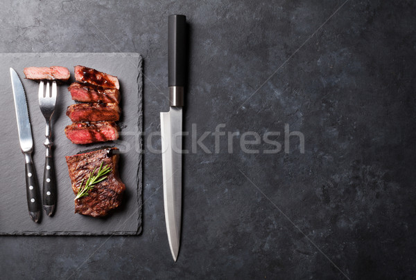 Gegrillt geschnitten Beefsteak Rosmarin Stein Tabelle Stock foto © karandaev