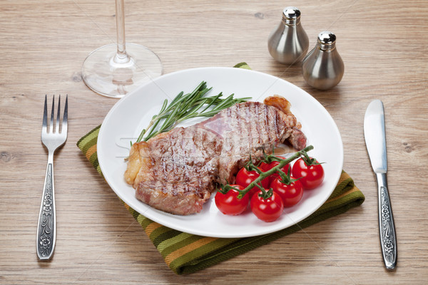 Vesepecsenye steak rozmaring koktélparadicsom tányér bor Stock fotó © karandaev