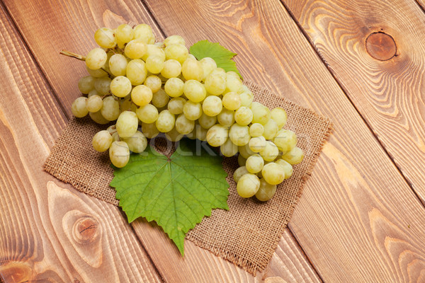 Bianco uve tavolo in legno frutta sfondo Foto d'archivio © karandaev