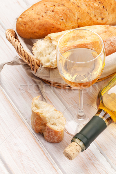 Vin alb pâine alb masa de lemn alimente fundal Imagine de stoc © karandaev